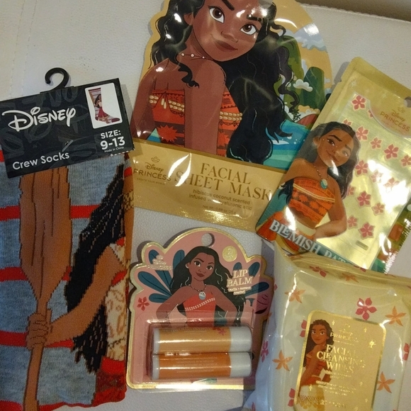 Disney Moana Skincare and Socks 5 Piece Bundle - Picture 7 of 7